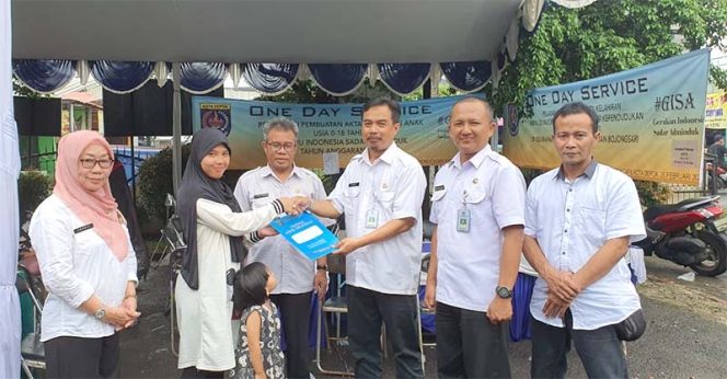 
					Didampingi Aparatur Pemerintah Kelurahan Pondok Petir, Budi Muhammad, Kepala Seksi Pendataan Kelahiran dan Kematian secara simbolis  menyerahkan akte kelahiran yang sudah jadi. 