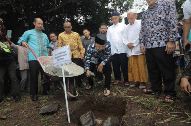 
					Wali Kota Bogor Bima Arya melakukan peletakan batu pertama sebagai tanda dimulainya pembangunan Alun-Alun Empang, Bogor Selatan, Kota Bogor.