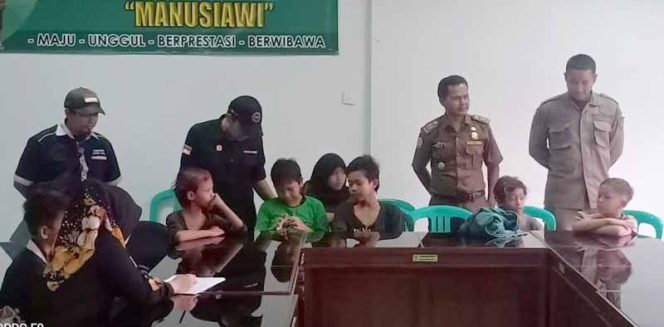 
					 Sebanyak 25 Anak Jalanan (Anjal) yang berada di wilayah Ciawi ditertibkan di Aula Kecamatan Ciawi.