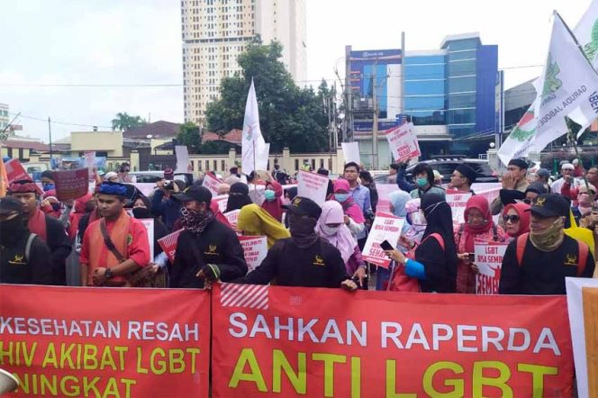 
					Puluhan massa yang tergabung dalam Aliansi Cerahkan Negeri menggelar aksi demonstrasi di depan Gedung Balai Kota Depok, Jumat (31/1).