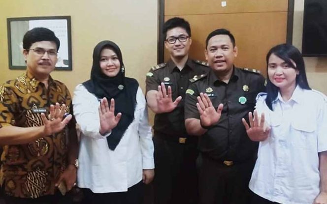 
					BNN Kota Depok sambangi Kasipidum Kejari Depok Arief Syafriyanto (dua kanan)