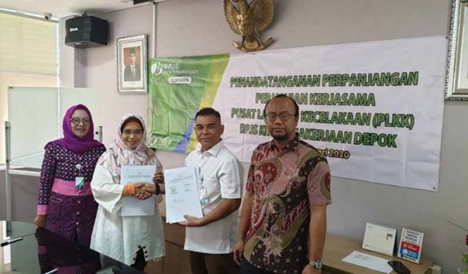 
					Usai penandatanganan kerjasama Perpanjangan Kontrak 14 Rumah Sakit dan 3 Klinik, Kepala BP Jamsostek foto bersama.