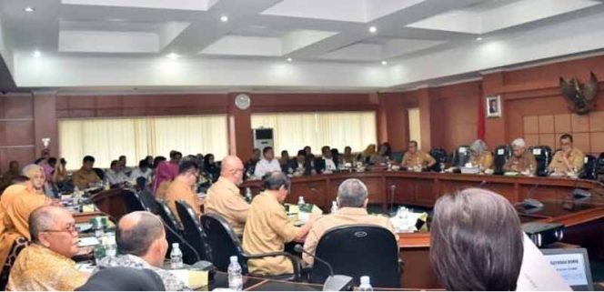 
					Rapat sosialisasi perubahan badan hukum BUMD di Ruang Rapat Bupati, Cibinong.