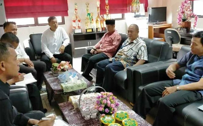 
					Dodo Hendra Rosika Camat Cikarang Selatan mengundang pengelola kawasan MM 2100 dan Pimpinan PT Bekasi Fajar Jumat (14/2) di Kantor Kecamatan Cikarang Selatan guna membahas penyelesaian permasalahan tersebut.