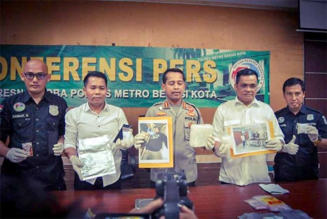 
					Kapolres Metro Bekasi Kota, Kombes Pol Wijonarko saat konferensi pers penangkapan bandar sabu di Mapolrestro Bekasi Kota, Rabu (05/02). (FOTO: Istimewa)