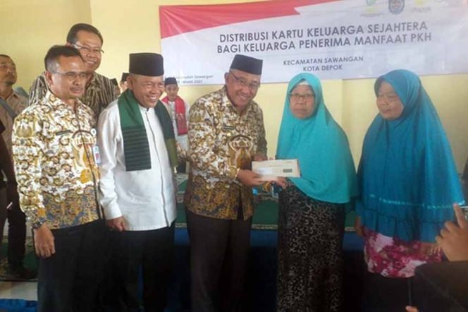 
					Walikota Depok Mohammad Idris didampingi Camat Sawangan dan Kadinsos menyerahkan Kartu Keluarga Sejahtera dan Buku tabungan BNI kepada warga penerima manfaat Program Keluarga Harapan (PKH) di Aula Kantor Kecamatan Sawangan.