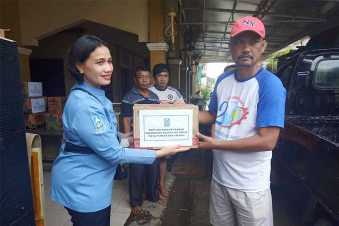 
					Kabag Humasnya, Endar Hifdzuddin Maemunanda memberikan bantuan kepada warga terdampak banjir.