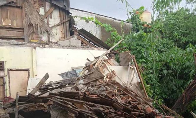 
					Rumah ambruk terjadi di wilayah Kampung Bojong Neros RT 01, RW 07 Kelurahan Curug, Kecamatan Bogor Barat.