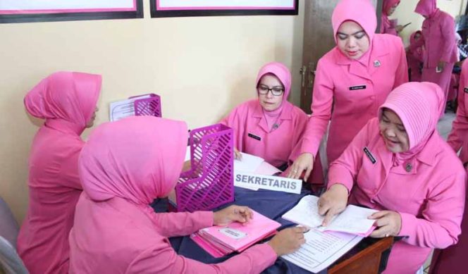 
					Ibu-Ibu Bhayangkari melakukan berbagai kegiatan sosial secara rutin.