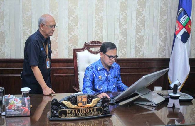 
					Didampingi Kepala Badan Pusat Statistik (BPS) Kota Bogor Bambang Ananto Cahyono, Bima Arya tampak menginput sendiri data pribadi dan keluarganya.