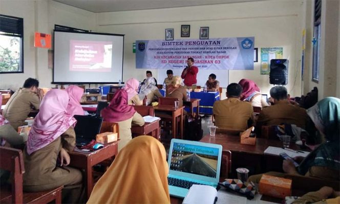 
					Kasi Pendidik dan Tenaga Pendidik, Dinas Pendidikan Kota Depok, Awang Abdurrahman  memberikan pemaparan terkait dengan Bimtek pengembangan dan penyusunan soal ujian. 