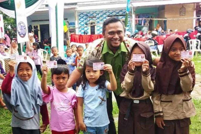 
					Anggota Komisi IV DPRD Kota Bogor, Saeful Bakhri, usai pembagian 125 keping KIA bersama Disdukcapil.