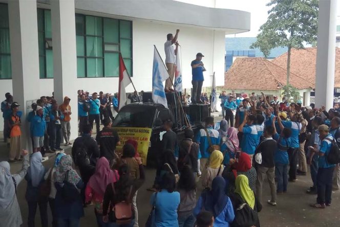 
					Ratusan Buruh Kepung Gedung Dewan