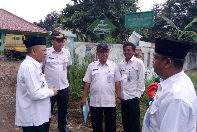 
					Camat Sawangan, Herry Restu Gumelar (kiri) bersama aparatur pemerintah Kelurahan Sawangan Baru dan Pasir Putih saat meninjau bangunan di lahan fasos dan fasum yang terbengkalai di Jalan Raya Pasir Putih.