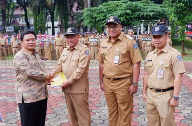 
					Eman Hidayat, selaku Camat Cimanggis menerima SK Pensiun dari Wali Kota Depok, Mohammad Idris.