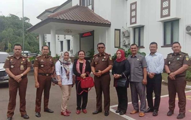 
					Usai kunjungan, Badan Kehormatan Dewan (BKD) DPRD Kota Depok foto bersama dengan aparatur Kejaksaan Negeri Depok.