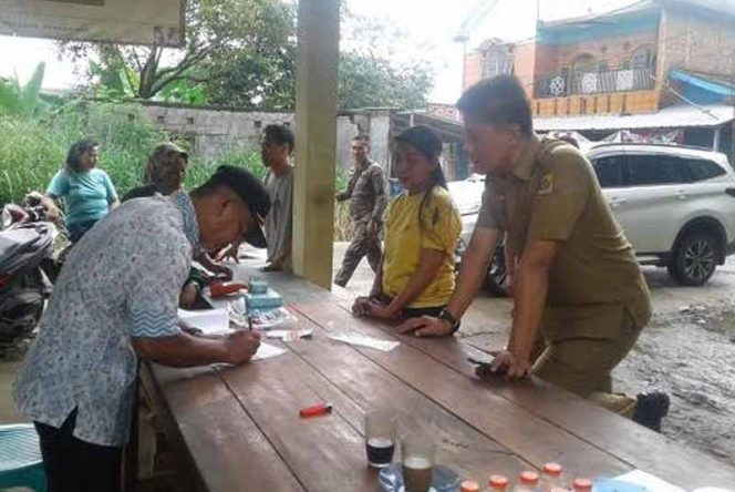 
					Kemensos menyalurkan bantuan pangan non tunai kepada warga.