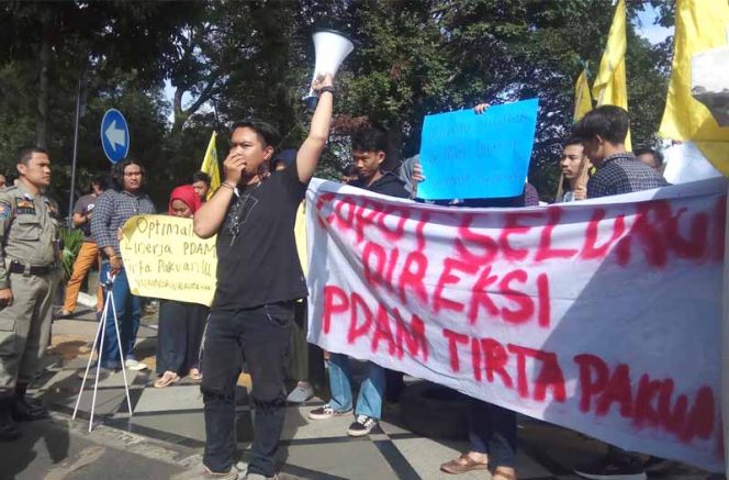 
					Pergerakan Mahasiswa Islam Indonesia Kota Bogor melakukan aksi unjuk rasa di Balai Kota Bogor, Senin (3/2).