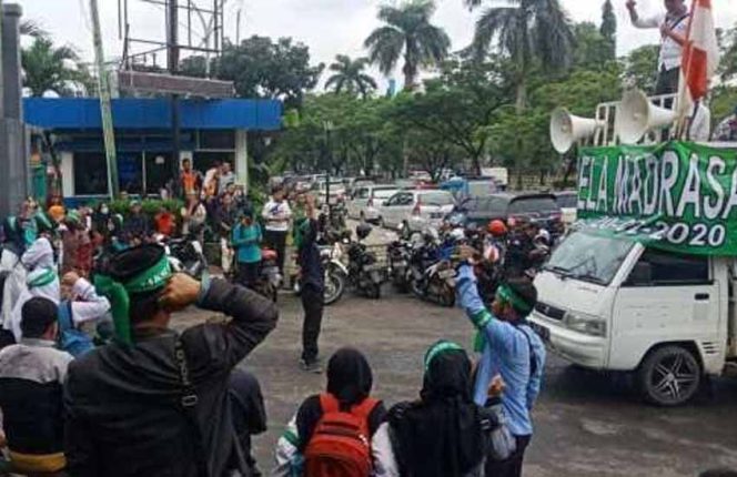 
					Puluhan massa dari Persatuan Guru Madrasah (PGM) se-Kabupaten Bogor melakukan aksi demonstrasi di pusat Pemerintahan Kabupaten Bogor.