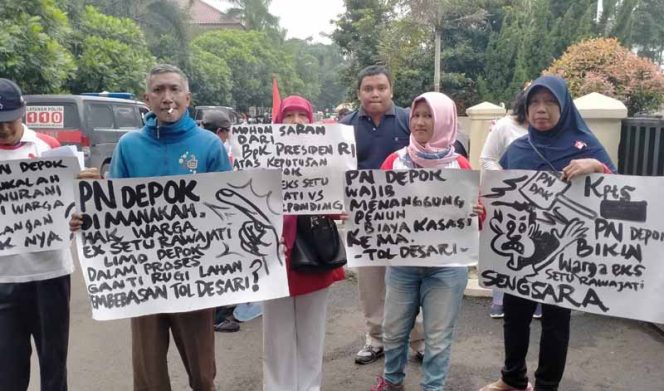 
					Suasana demo warga Kelurahan Krukut di depan Pengadilan Negeri Depok. (FOTO : Istimewa)