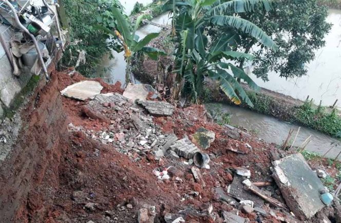 
					Salah satu rumah warga yang terdampak longsor di Depok.