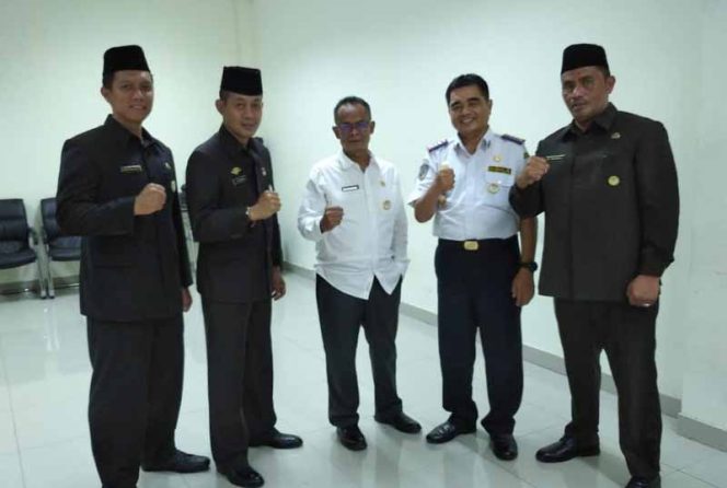 
					Tiga Kepala Bidang (Kabid) Dinas Perhubungan (Dishub) Kota Bekasi foto bersama usai acara rotasi.