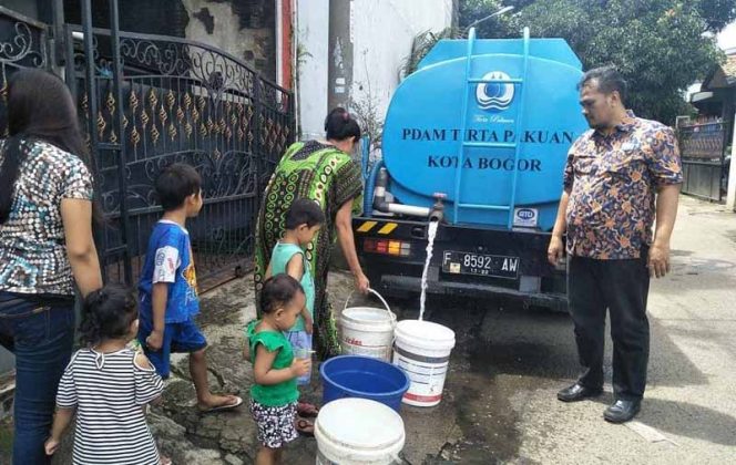 
					Perumda Tirta Pakuan Distribusikan Air Secara Manual