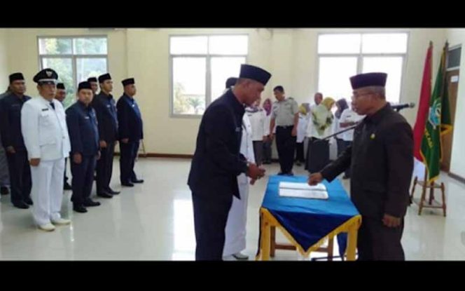 
					Pemkot Bekasi melantik serta mengambil sumpah pejabat esselon IV.