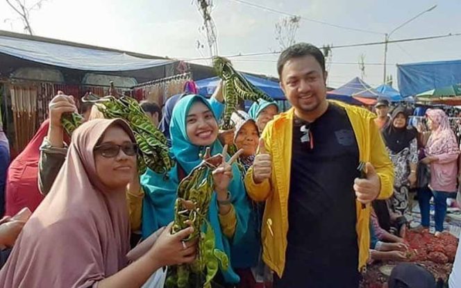 
					Ketua DPD Golkar Kota Depok, Farabi El Fouz Arafiq saat membagikan petai kepada warga di Pasar Tumpah kawasan Situ Rawa Kalong.