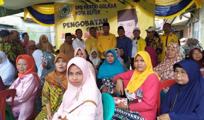 
					DPD Partai Golkar Kota Depok melakukan pengobatan gratis pasca banjir di wilayah RW02, Kelurahan Pasir Putih, Kecamatan Sawangan, Sabtu (8/2).