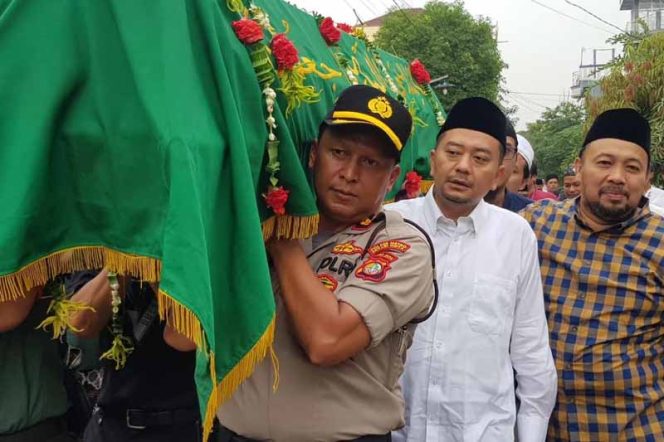 
					Anggota DPR RI dan Ketua DPC PKB Gotong Keranda Almarhum KH Ahmad Bagja