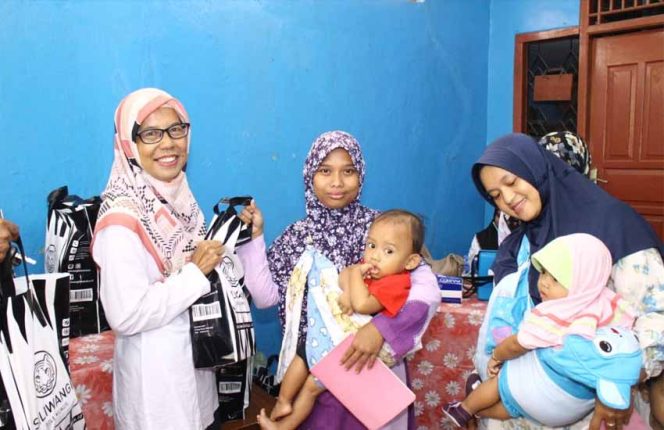 
					Siliwangi Bolu Kukus (SBK), membangun kesehatan gizi anak melalui kegiatan pembagian paket makanan bergizi kepada balita yang menjadi peserta Posyandu Dahlia.