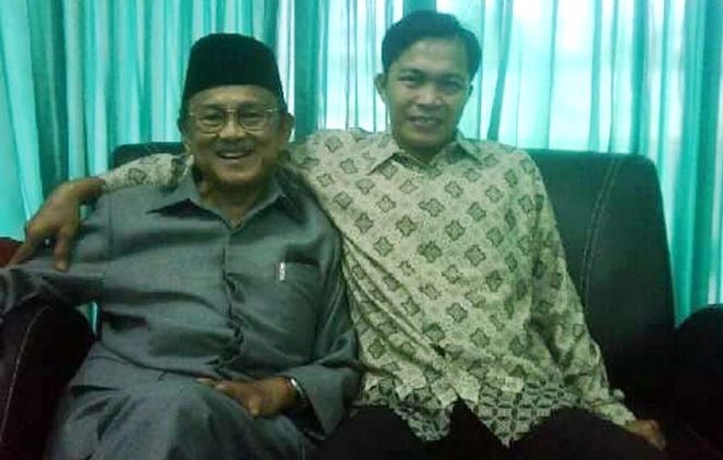 
					Hasanuddin (Ketua Umum PB HMI Periode 2003 - 2005) foto bersama almarhum Presiden ke-3 Prof. B.J. Habibie.