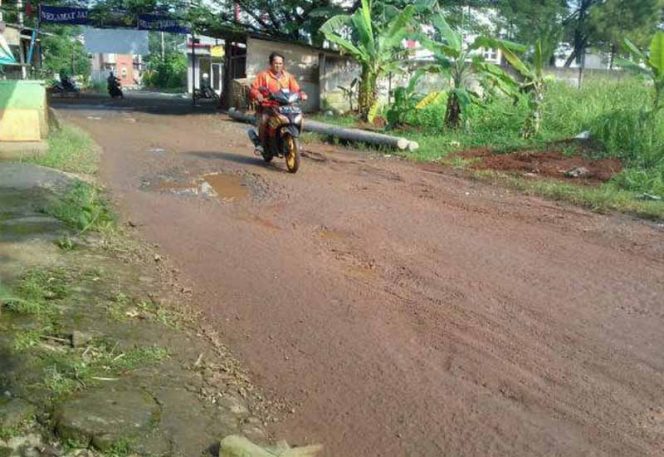 
					Inilah lokasi Jalan Tambarehe di Kalibaru, Kecamatan Cilodong yang mengalami kerusakan berat, namun sampai sekarang ini belum diperbaiki.