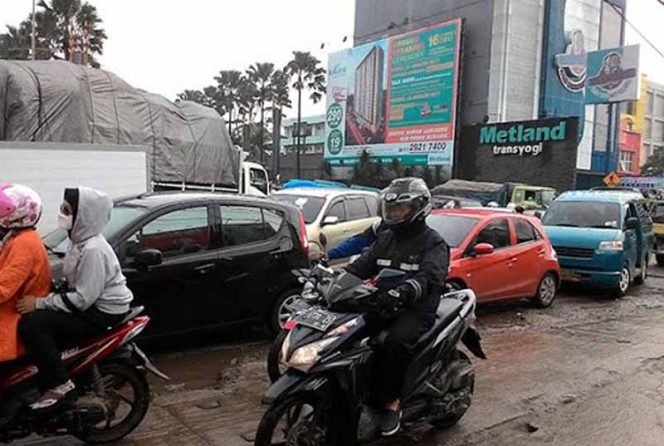 
					Kemacetan parah di jalan Transyogi, Cibubur, Kecamatan Jatisampurna. (FOTO: Istimewa)