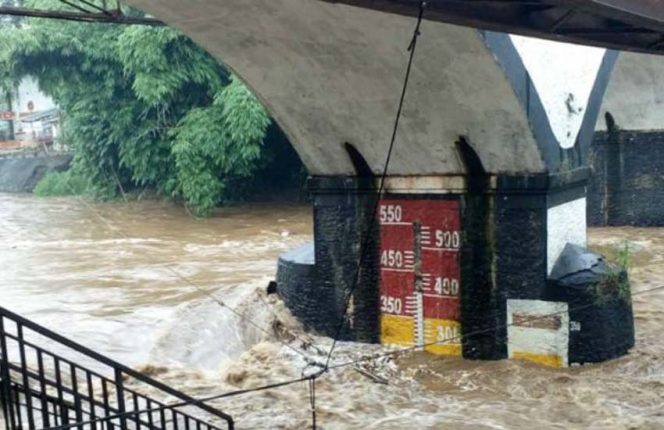
					Pos Pantau Jembatan Panus, Depok mencatat, ketinggian air dengan status siaga dua. (FOTO : Istimewa)