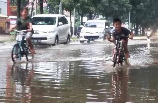 
					Jalan menuju lingkar Stadion Pakansari tergenang air. (FOTO : Istimewa)