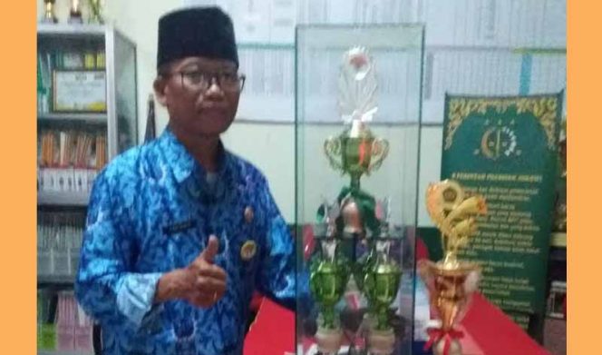 
					Kepala SDN Bojong Menteng I, Rawalumbu, Kota Bekasi, Kodir Rahayu, SPd. MSi.