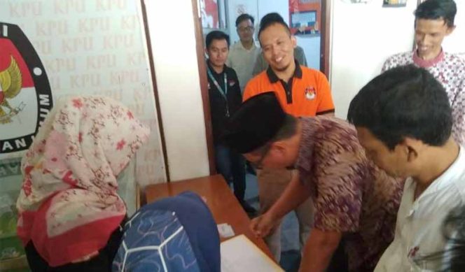 
					Simulasi terkait tata cara penyerahan dan penelitian syarat dukungan dari Bakal Calon Perseorangan Wali dan Wakil Wali Kota Depok pada Pilkada 2020.