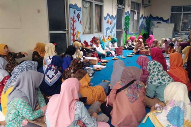 
					Para kader Posyandu dan Posbindu saat Lokakarya mini di Kelurahan Pondok Petir.