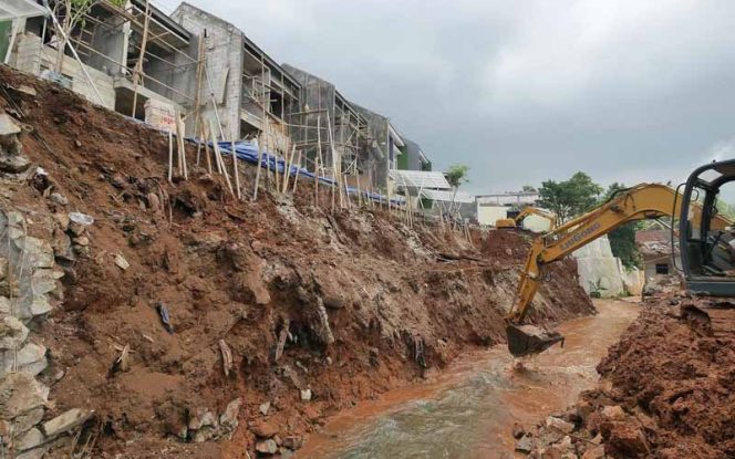 
					Pembangunan tanggul sementara di Kali Jantung (FOTO : Istimewa)