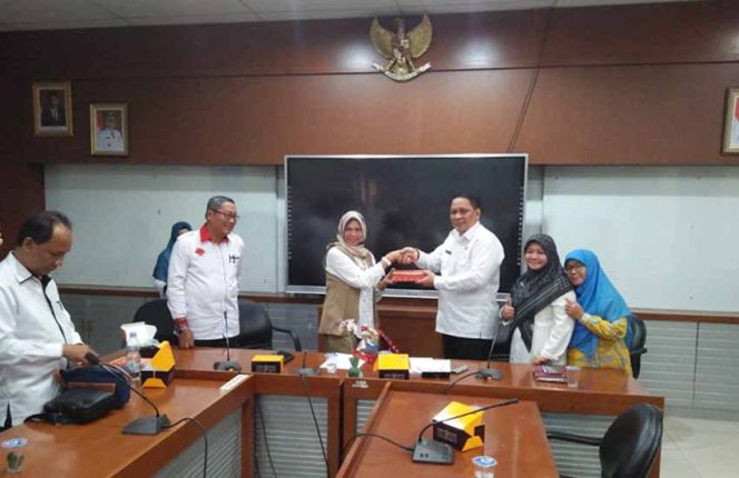 
					Kepala Kantor Kesbangpol Kota Depok, Hakim Siregar menerima cinderamata dari Sekertaris Badan Kesbangpol Kota Banjarmasin ssaat kunjungan kerja ke Tim PPWK Kesbangpol Kota Depok.