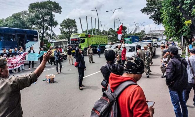 
					Komunitas Bersama Rakyat Lawan Korupsi melakukan aksi unjuk rasa di depan Kantor Walikota Bekasi di Jalan Ahmad Yani Nomor 1, Margajaya, Bekasi Selatan, Kota Bekasi, Kamis (27/2/2020).