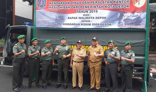 
					Wali Kota Depok, Mohammad Idris foto bersama latar belakang kendaraan operasional hibah untuk Kodim Depok.