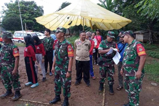 
					Suasana latihan penanggulangan bencana alam di kawasan Kelurahan Cilangkap, Kecamatan Tapos, Kota Depok. 