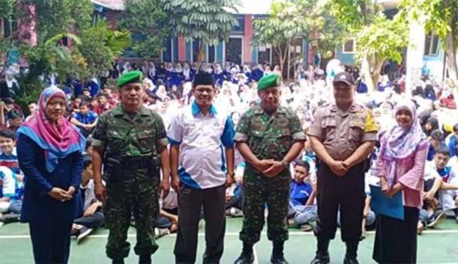 
					Danramil 06/Cimanggis Mayor Kav Imam Purwanto foto bersama dengan ratusan siswa SMK Madhya usai memberikan materi pembinaan wasbang di sekolah tersebut.