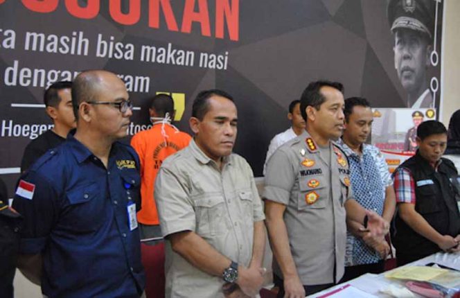 
					Kapolres Metro Bekasi kota Kombes Pol. Wijonarko didampingi Kasat Reskrim AKBP Arman.