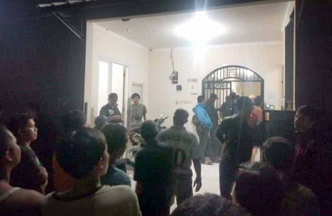 
					Diduga Berbuat Mesum, Rumah Kos OYO di Gerebek Warga