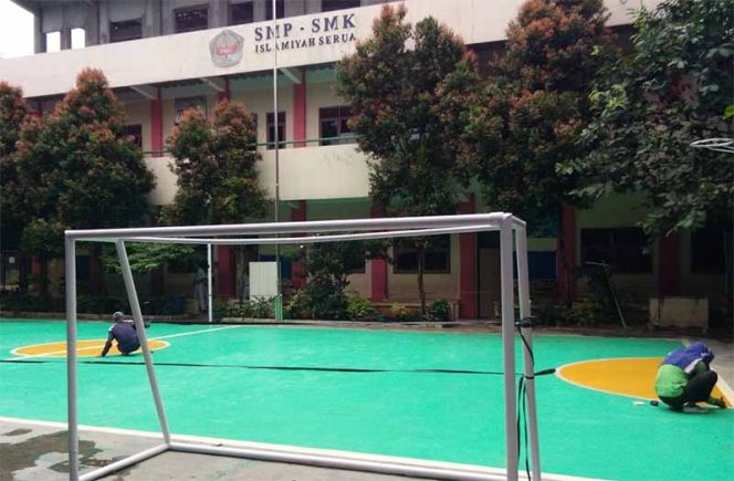 
					Suasana lapangan futsal di area SMP Islamiyah sudah rampung pengecetannya dan siap digunakan untuk pertandaingan futsal antar siswa.