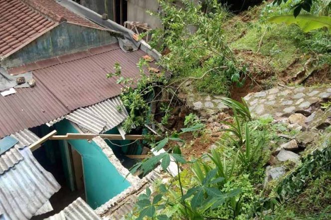 
					Longsor di Kampung Sirnagalih RT 02/01, Desa Megamendung, Kecamatan Megamendung, Kabupaten Bogor, Senin (10/2/2020) sekitar pukul 10.00 WIB.